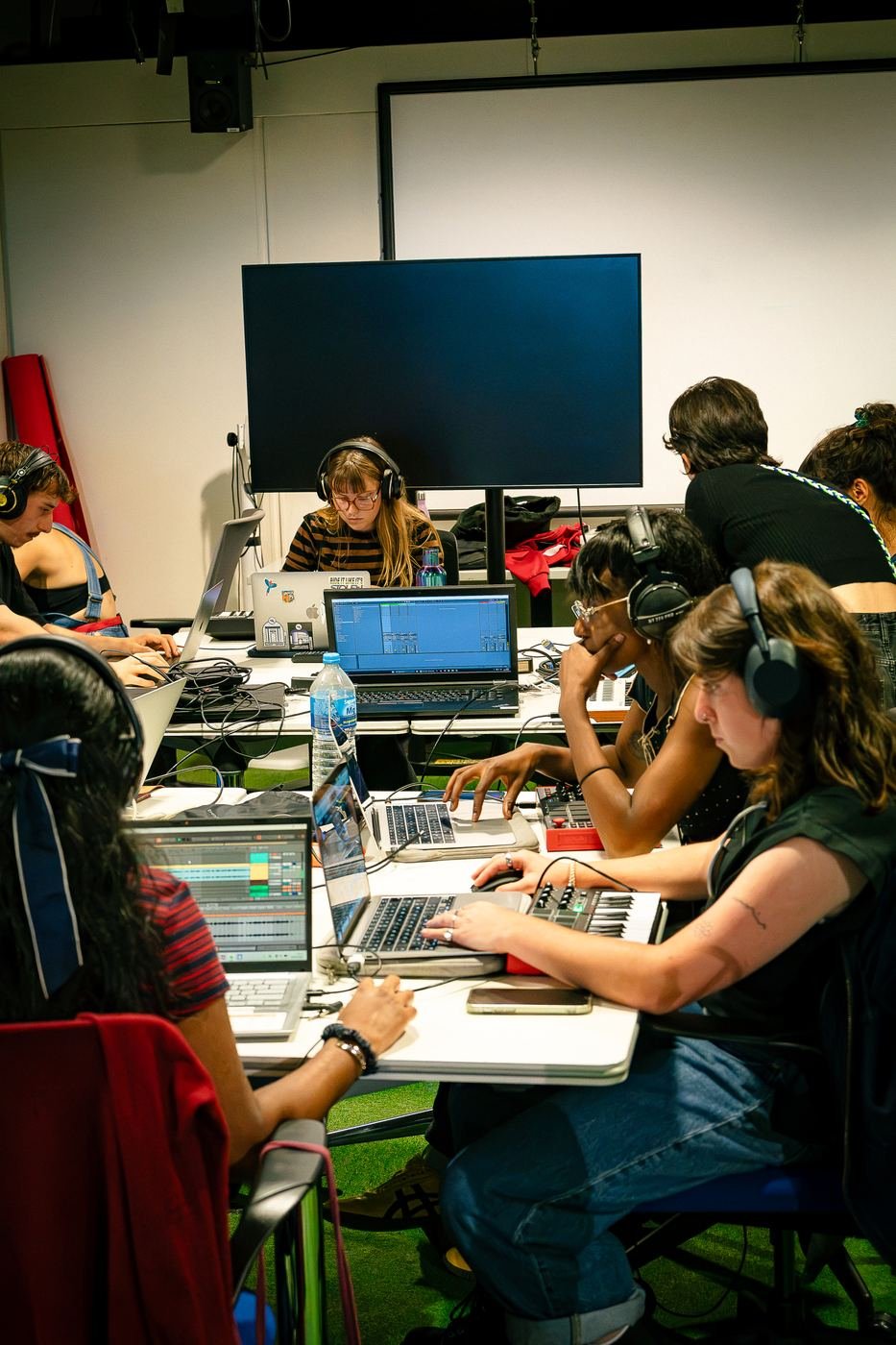 La salle pendant une session, participantes au casque