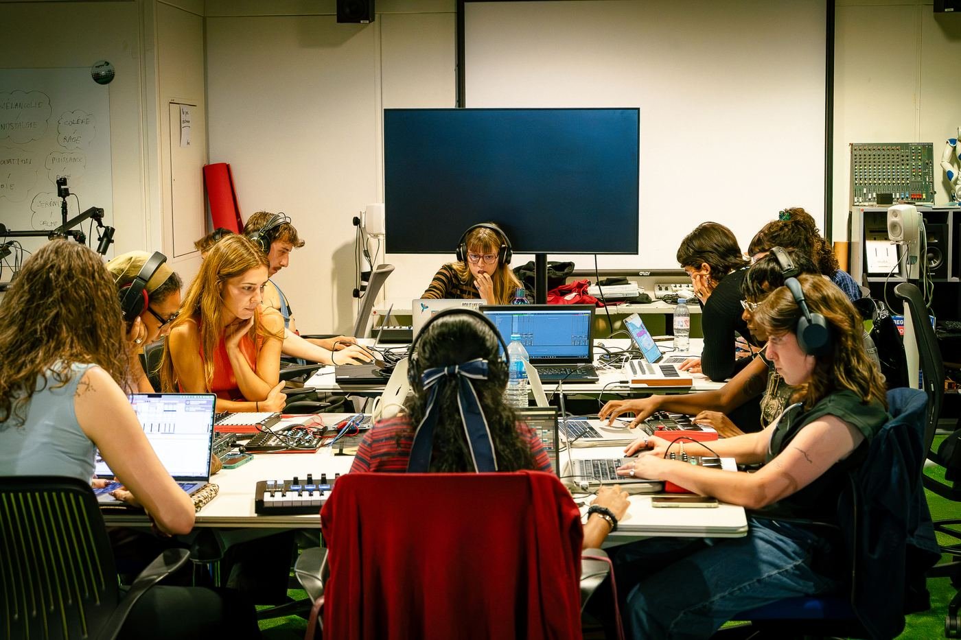 Vue d'ensemble d'une session, chacune devant son ordinateur