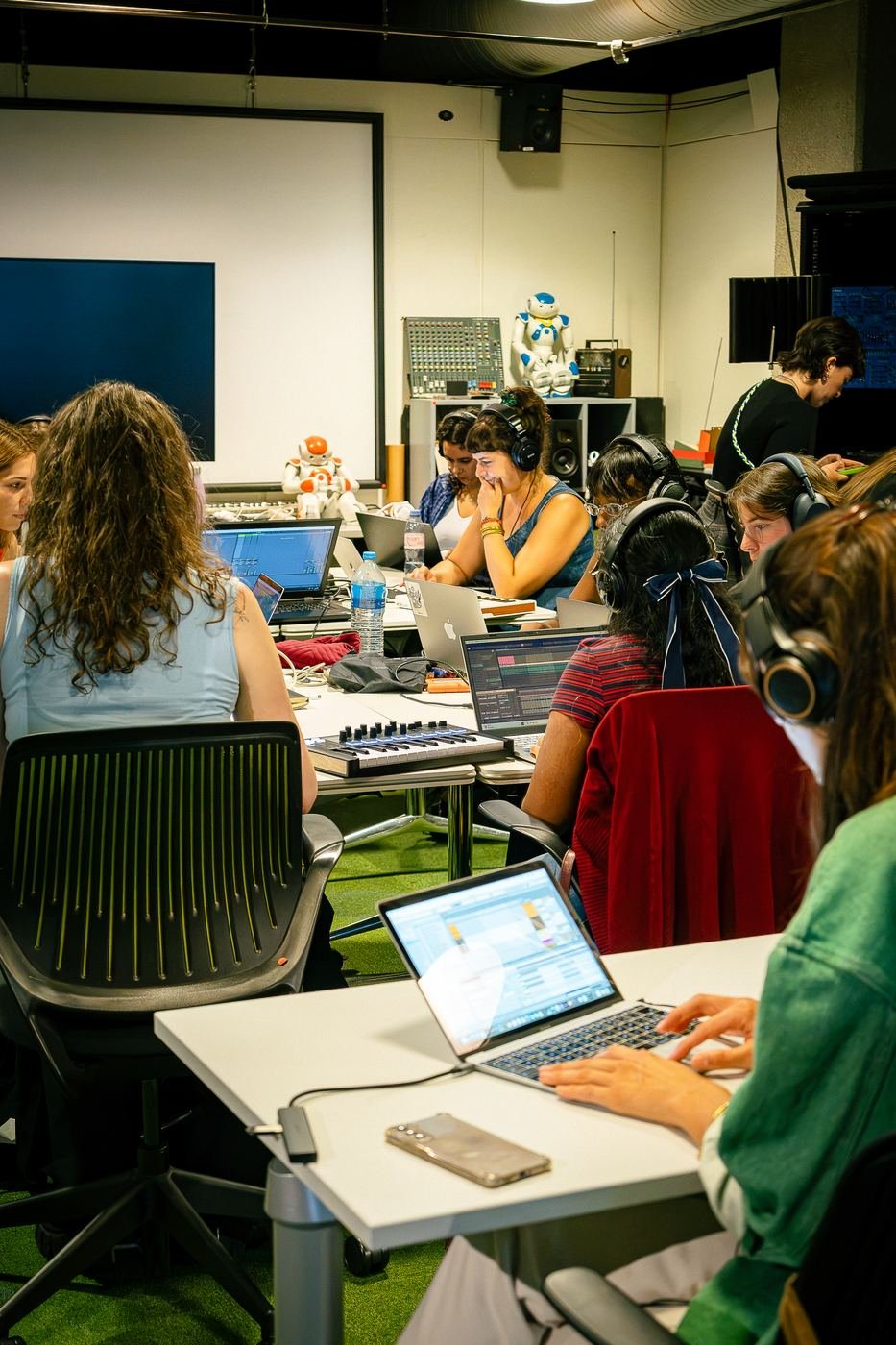 Une session vue depuis le fond de la salle, ordinateur au premier plan