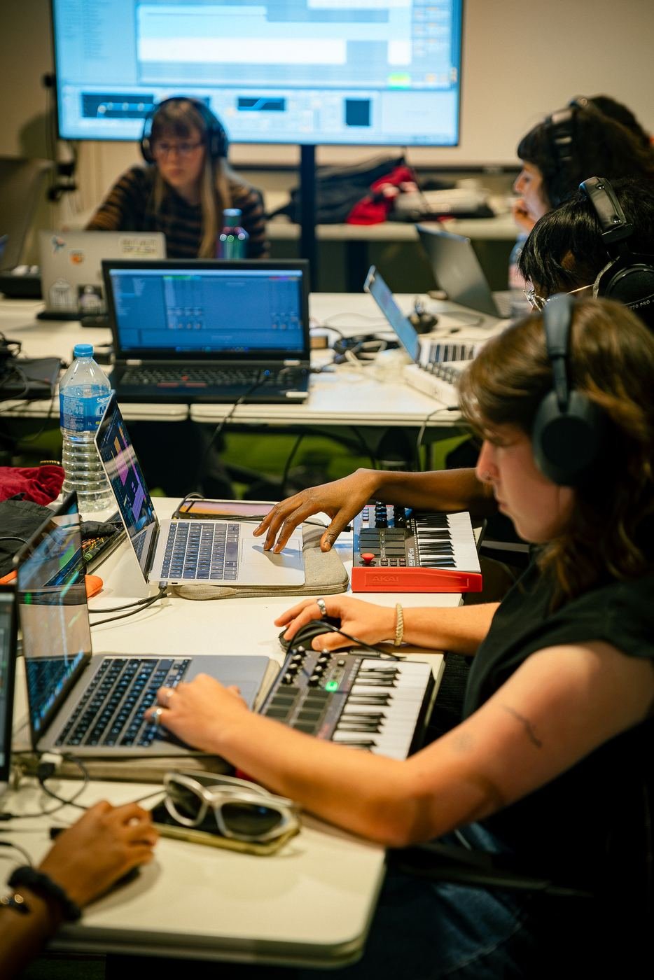 Une participante joue sur un clavier MIDI à côté de son ordinateur