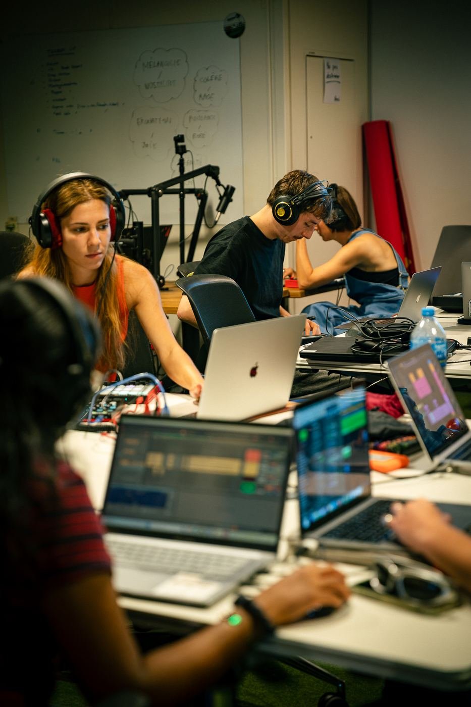 Participantes au casque, ordinateurs ouverts